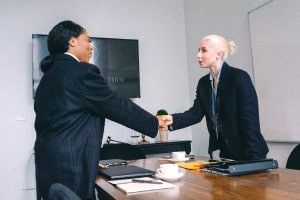 Construir relaciones con los clientes en la administración