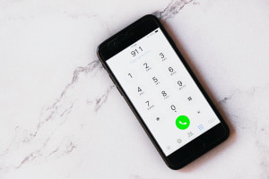 Aprenda a usar os serviços de emergência 911, 999 e 112 corretamente