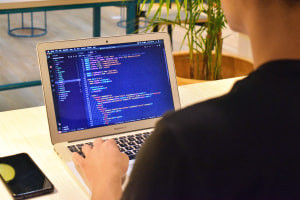 Programmazione con il linguaggio C++: una guida completa