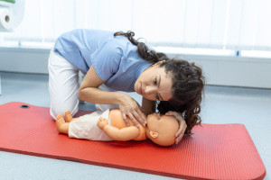 Primeiros socorros pediátricos: dicas de especialistas e ilustrações práticas