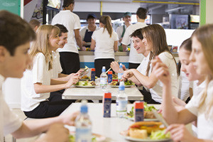 Supervisione dei bambini in età scolare all'ora di pranzo