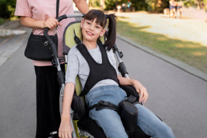 Paralisi cerebrale: cause, trattamento e riabilitazione